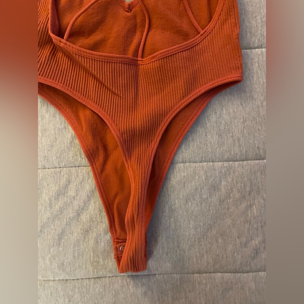 High cut V neck bodysuit xs - Picture 9 of 9